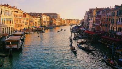 Жители Венеции устроили протест против туристов
