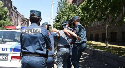 В Армении задержали более 100 активистов во время протеста оппозиции
