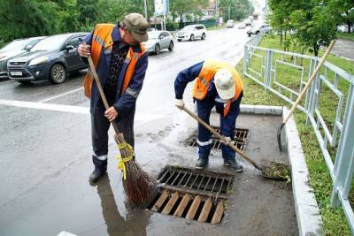 Ливневые стоки усиленно очищают в Хабаровске