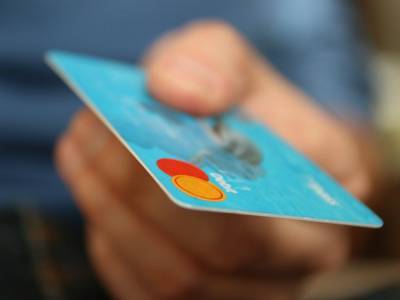 СМИ: Выпуск банковских карт может стать платным