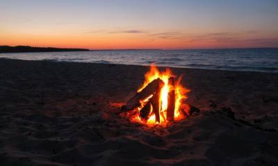 В Петрозаводске 21-летний парень чуть не сгорел у костра на пляже