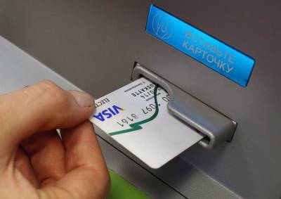 Банки пригрозили брать с россиян деньги за пластиковые карты