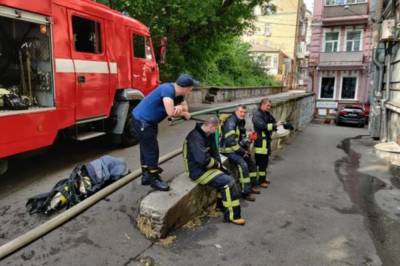 В Киеве голый мужчина мешал спасателям потушить квартиру с убитой девушкой внутри, а потом выпрыгнул из окна: видео 18+