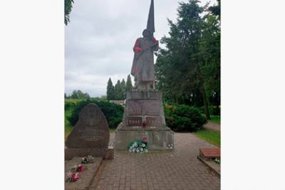 В Литве облили краской памятник советскому солдату