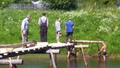 Жители деревни Немжи ремонтируют старинный мост через реку Оять