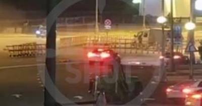 В Москве Ferrari влетела в столб перед полицейскими и попала на видео