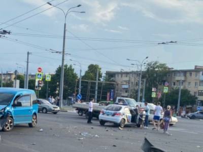 Ехал по «встречке»: в Харькове произошло ДТП с автомобилем полиции