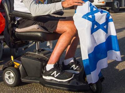 Израильские инвалиды в ходе демонстрации перекрыли шоссе между Тель-авивом и Нетанией