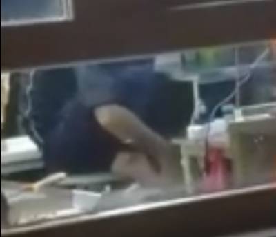 «Моет ноги на рабочем столе»: жители Башкирии поделились видео из киоска с шаурмой