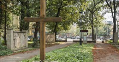 Еврейская община Коломыи продолжит бороться за перенос креста с еврейского кладбища