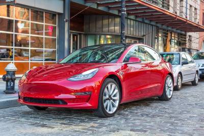Tesla начнёт внедрять беспроводную зарядку в Model 3