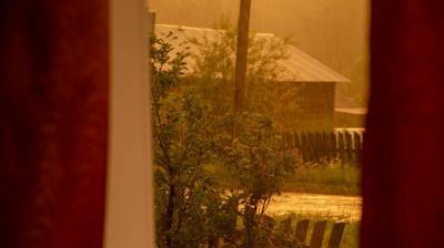 В воронежском райцентре от удара молнии сгорел жилой дом