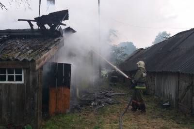 В Глинковском районе жители деревни пытались потушить горящий дом соседа