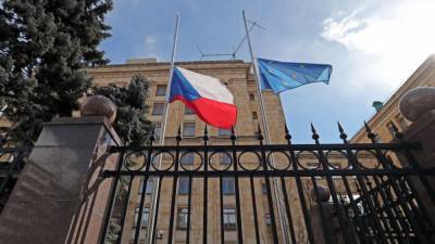 Россия выдворяет двух чешских дипломатов - после скандала в Праге