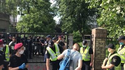 Поклонники Стерненко устроили у здания суда потасовки с полицией