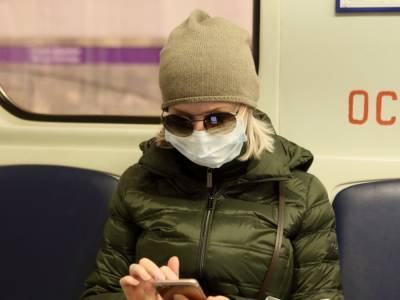 «Вы - убийца!»: пассажир метро устроил скандал из-за соседа, который снял защитную маску