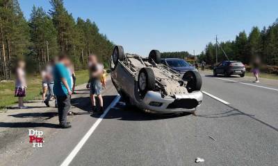 Автомобиль опрокинулся на трассе в Карелии