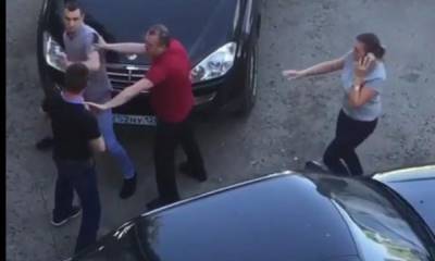 В Петрозаводске пенсионер разбил машину соседа из-за парковочного места
