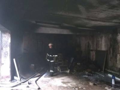 В Днепропетровской области горел гараж: автомобили вытащили из огня