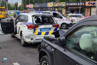 В Киеве патрульную зажало между машинами во время двойного ДТП: видео момента аварии