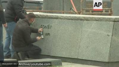 Путин получает всю необходимую информацию по ситуации с памятником Коневу
