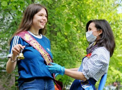 Около семи тысяч выпускников в Москве получили аттестаты с отличием