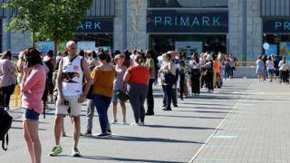 Коронавирус: Испания принимает первых туристов, гигантские очереди у магазинов в Англии