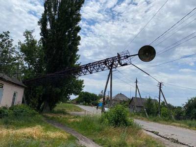 Последствия непогоды на Луганщине: сломаны деревья и электроопоры, рухнула башня "Укртелекома"