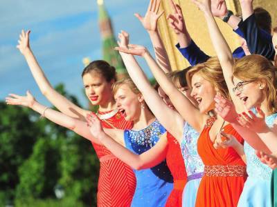 Почти семь тысяч московских школьников получили аттестаты с отличием