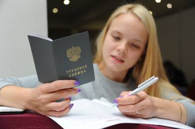Число зарегистрированных в России безработных превысило 2,4 миллиона