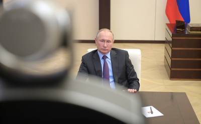"Нужно было решать две задачи": Путин рассказал о борьбе с пандемией