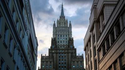 Эксперт: высылка российских дипломатов Прагой обусловлена внутренними распрями