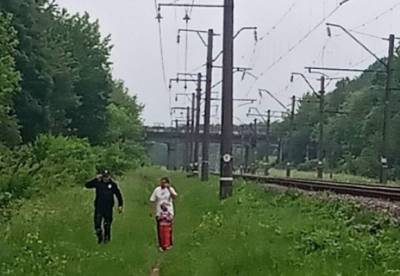 На Житомирщине женщина с 5-летним ребенком хотела покончить жизнь самоубийством, бросившись под поезд