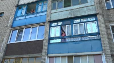 Сельские артисты устроили концерт под балконами жителей воронежского райцентра