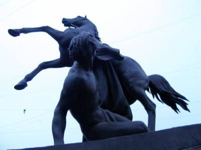 Неизвестные повредили скульптуру коня на Аничковом мосту в Петербурге
