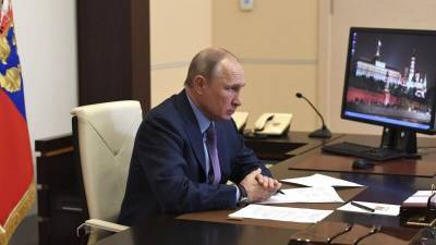 Путин продлил меры по урегулированию положения иностранцев в России