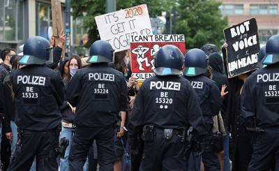 РГ: немецкую полицию обвинили в расизме