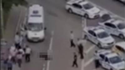 Опубликовано видео с места обстрела полицейских в Москве