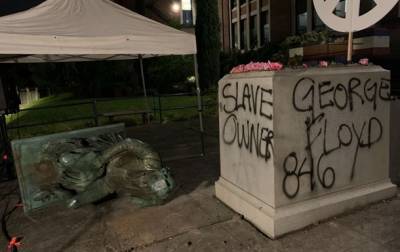Протестующие в США снесли памятник отцу-основателю – фото