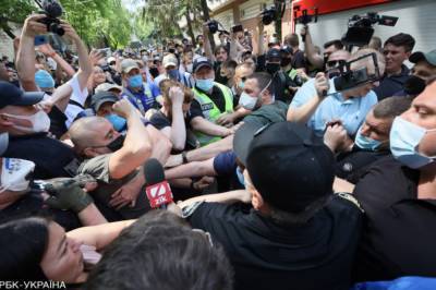 Полиция начала проверку по факту применения силы правоохранителями во время столкновений возле Шевченковского суда