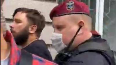 Полиция задержала не менее трех активистов под судом по Стерненку: одному разбили нос
