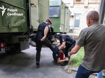 Полицейских, которые ногами избивали протестующего под судом по Стерненко, отстранили – Крищенко