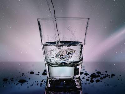 Ученые из Германии рассказали о воздействии на организм стакана воды натощак