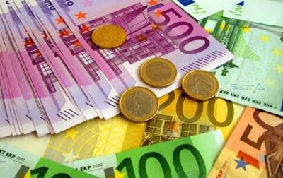 Нацбанк немного снизил официальный курс евро