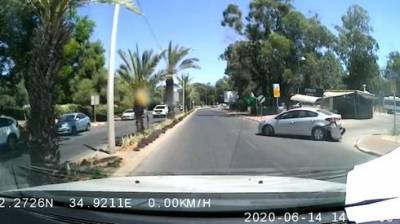 Видео: потеряла управление машиной и снесла все в округе в центре Израиля