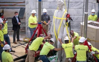В США при сносе памятника нашли 84-летний бурбон