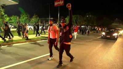 В США разгорелась новая волна уличных беспорядков после гибели афроамериканца в Атланте