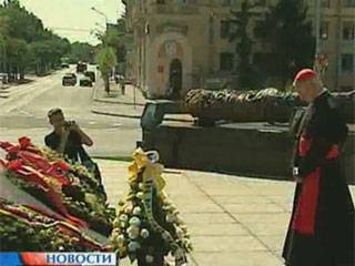 Папский легат возложил венок к Монументу на площади Победы в Минске от Римско-католической церкви
