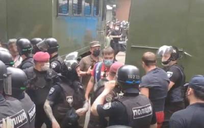 В Киеве под судом произошли стычки: полиция применила силу, инцидентом занялось ГБР