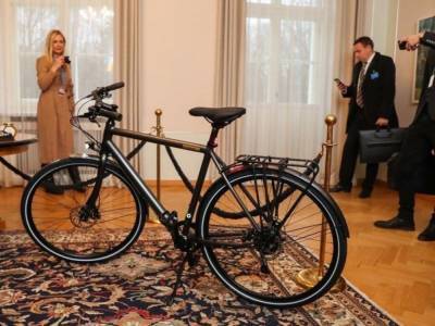 Велосипед, кориандр и маска для сна: в ОПУ рассказали о странных подарках для Зеленского